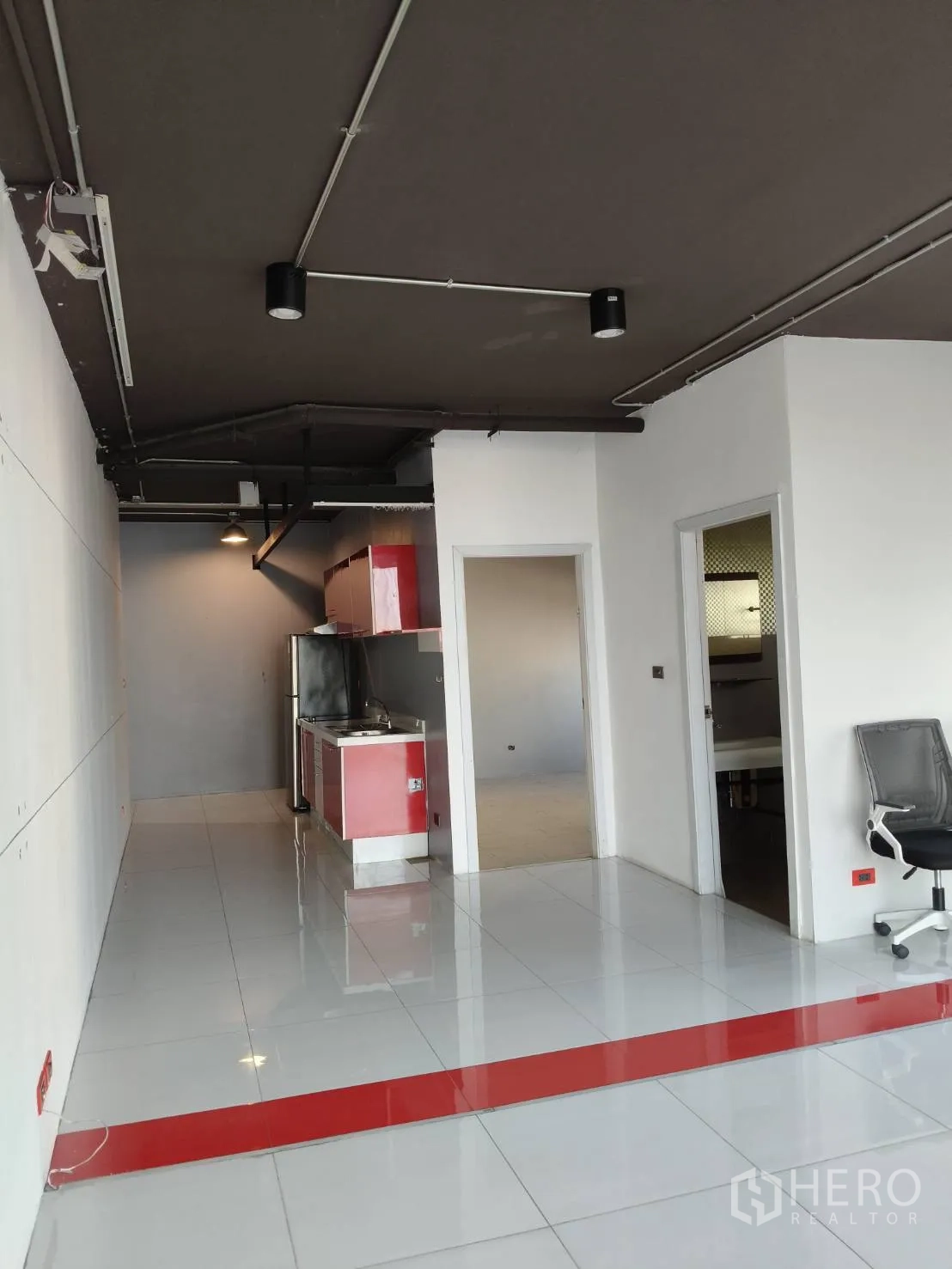 สำนักงาน ให้เช่าในKhlong Toei, Bangkok - โซนทางเข้า เห็นครัวสีแดง ประตูเข้าสู่ห้องต่างๆ และพื้นกระเบื้องขัดเงา