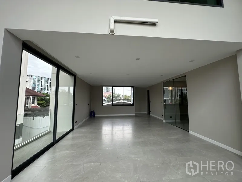 โฮมออฟฟิศ for rent or sale in Suan Luang, Bangkok - โถงกว้างประตูบานเลื่อนสู่เทอเรซ และห้องกระจกกั้น