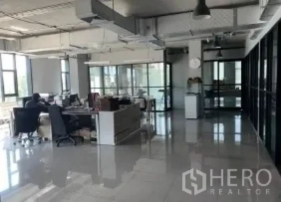 办公空间 出租在Phaya Thai, Bangkok - 明亮的瓷砖地面办公室，带独立玻璃会议室与工作区。