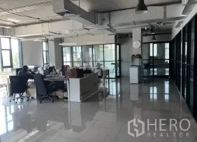 办公空间 出租在Phaya Thai, Bangkok - 明亮的瓷砖地面办公室，带独立玻璃会议室与工作区。