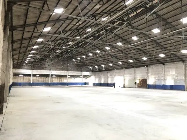 货栈 出租在Pak Kret, Nonthaburi - 无柱大跨度仓库空间，耐用混凝土地坪与钢屋架。