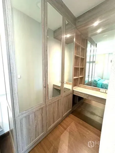 Detached House for rent in Bang Phli, Samut Prakan - Walk‑in closet with mirrored wardrobes, shelving and makeup desk