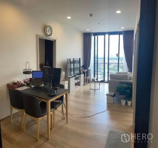 คอนโด ให้เช่าในKhlong Toei, Bangkok - โซนรับประทานอาหารและนั่งเล่นพร้อมชั้นวางทีวีและประตูกระจกบานเลื่อนออกสู่ระเบียง วิวเมือง