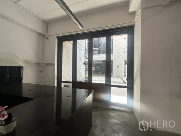 สำนักงานที่บ้าน ให้เช่าในPathum Wan, Bangkok - ห้องทำงานสว่างด้วยหน้าต่างกระจกสูงจรดพื้นและเคาน์เตอร์สีดำ