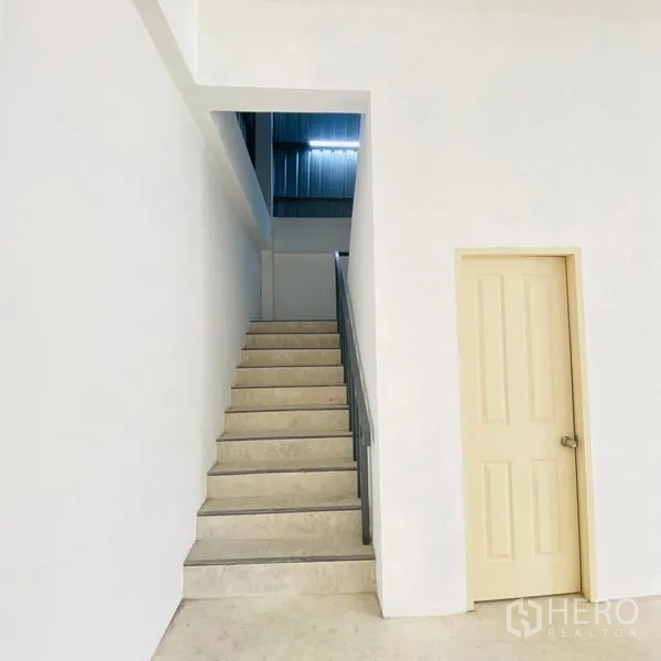 คลังสินค้า ให้เช่าในBang Khae, Bangkok - บันไดและประตูภายในอาคาร แสดงทางขึ้นชั้นบนและห้องอเนกประสงค์