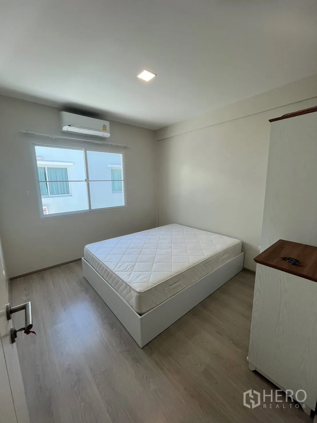 ทาวน์เฮาส์ for rent in Prawet, Bangkok - ห้องนอนสว่างพร้อมเตียง ตู้เสื้อผ้า แอร์ และหน้าต่าง.