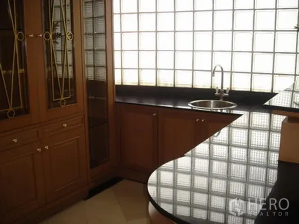 อพาร์ทเมนท์ ให้เช่าในKhlong Toei, Bangkok - ห้องครัวท็อปหินแกรนิต บาร์โค้ง ตู้ไม้ และผนังกระจกบล็อก