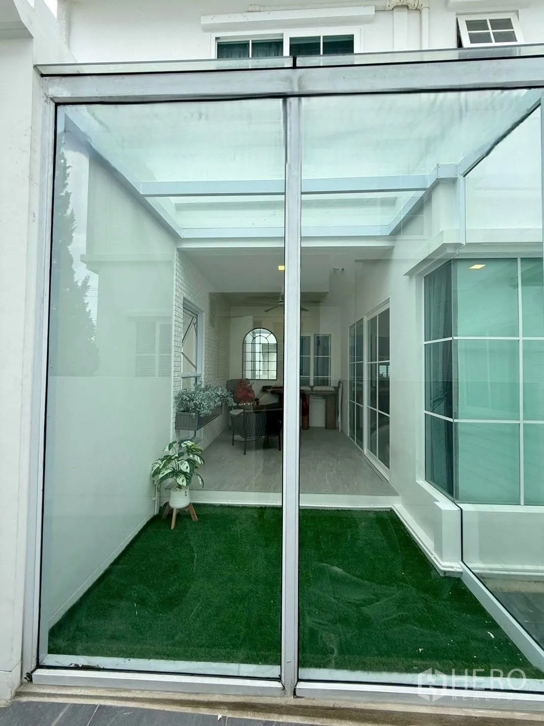 Detached House for rent in Bang Phli, Samut Prakan - Glass-enclosed sunroom opening to a patch of artificial grass.