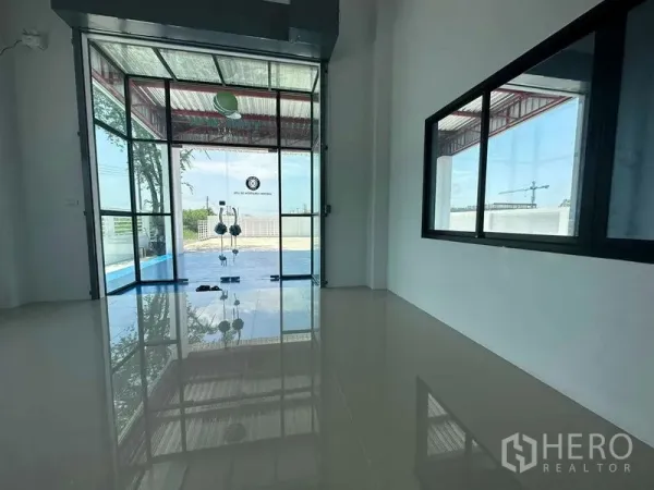 คลังสินค้า ขายในKhlong Luang, Pathum Thani - โถงสำนักงานสว่าง โปร่งโล่ง พร้อมประตูกระจกเต็มบานมองออกสู่ลานด้านหน้า