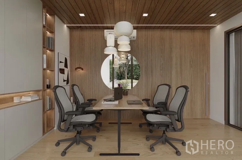 บ้าน ให้เช่าในSaphan Sung, Bangkok - ห้องทำงาน โต๊ะยาว เก้าอี้ตามหลักสรีระ และช่องหน้าต่างกลมเห็นสวน