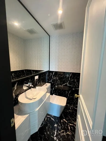 สำนักงานที่บ้าน ให้เช่าหรือขายในWatthana, Bangkok - ห้องน้ำรับแขกตกแต่งหินอ่อนสีดำครึ่งล่าง อ่างล้างหน้าทันสมัย และกระจกบานใหญ่