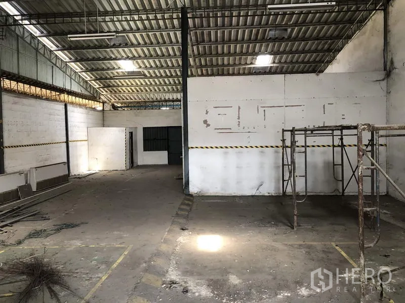 คลังสินค้า ให้เช่าในKhlong Luang, Pathum Thani - โซนทำงานพร้อมผนังกั้น นั่งร้าน และไฟส่องสว่างอุตสาหกรรม
