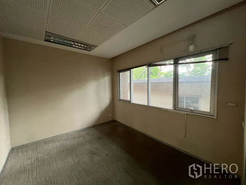 สำนักงาน ให้เช่าในWatthana, Bangkok - ห้องทำงานขนาดกะทัดรัด มีหน้าต่างรับแสงธรรมชาติ พร้อมตกแต่งต่อ