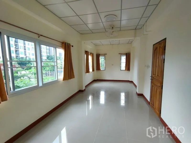 บ้าน ให้เช่าในKhlong Toei, Bangkok - ห้องชั้นบนรับแสงดี หน้าต่างบานใหญ่เห็นวิวต้นไม้และอาคารใกล้เคียง