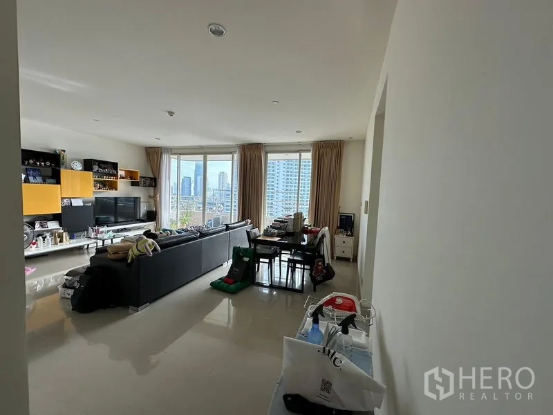 คอนโด ขายในKhlong San, Bangkok - พื้นที่นั่งเล่นและรับประทานอาหารกว้าง โปร่งด้วยหน้าต่างบานใหญ่และวิวเมือง.