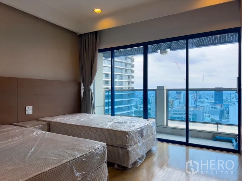 คอนโด ให้เช่าหรือขายในPathum Wan, Bangkok - ห้องนอนเตียงคู่ พร้อมหน้าต่างเต็มบานและประตูออกสู่ระเบียง