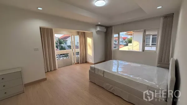 บ้าน ให้เช่าในLat Krabang, Bangkok - ห้องนอนหลักกว้าง โปร่งด้วยหน้าต่างบานใหญ่ มีมุมระเบียงและเครื่องปรับอากาศ