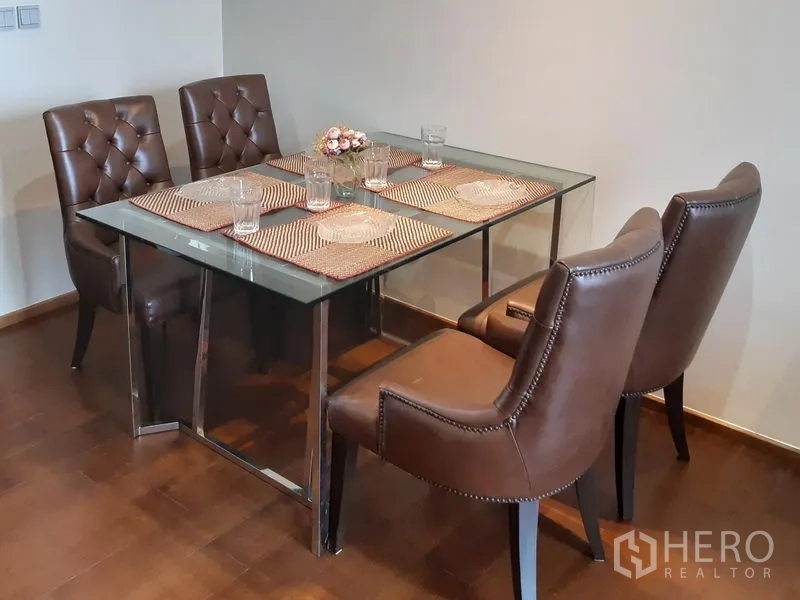 คอนโด ให้เช่าในWatthana, Bangkok - ชุดโต๊ะอาหารกระจกสำหรับสี่ที่นั่งกับเก้าอี้หนังสีน้ำตาล พื้นไม้