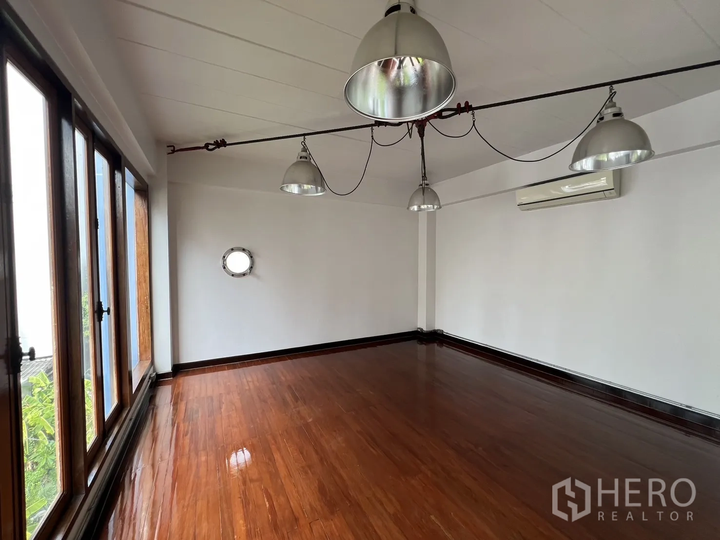 สำนักงานที่บ้าน ให้เช่าในWatthana, Bangkok - ห้องทำงานขนาดกะทัดรัด พื้นไม้ หน้าต่างบานใหญ่ เครื่องปรับอากาศและโคมแขวน.