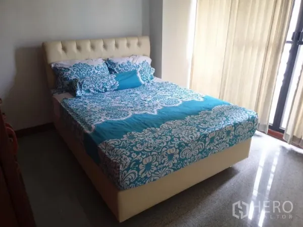 คอนโด ให้เช่าในWatthana, Bangkok - ห้องนอนสว่างพร้อมเตียงบุนวม ชุดเครื่องนอนลายสีฟ้า ผ้าม่านสูงจรดเพดาน และทางออกสู่ระเบียง