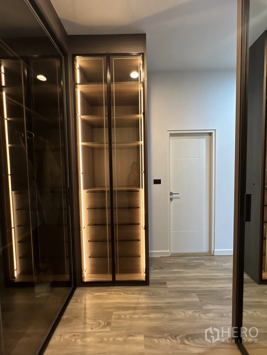 Detached House for rent or sale in Bang Kapi, Bangkok - Illuminated display and storage cabinets inside the walk-in closet