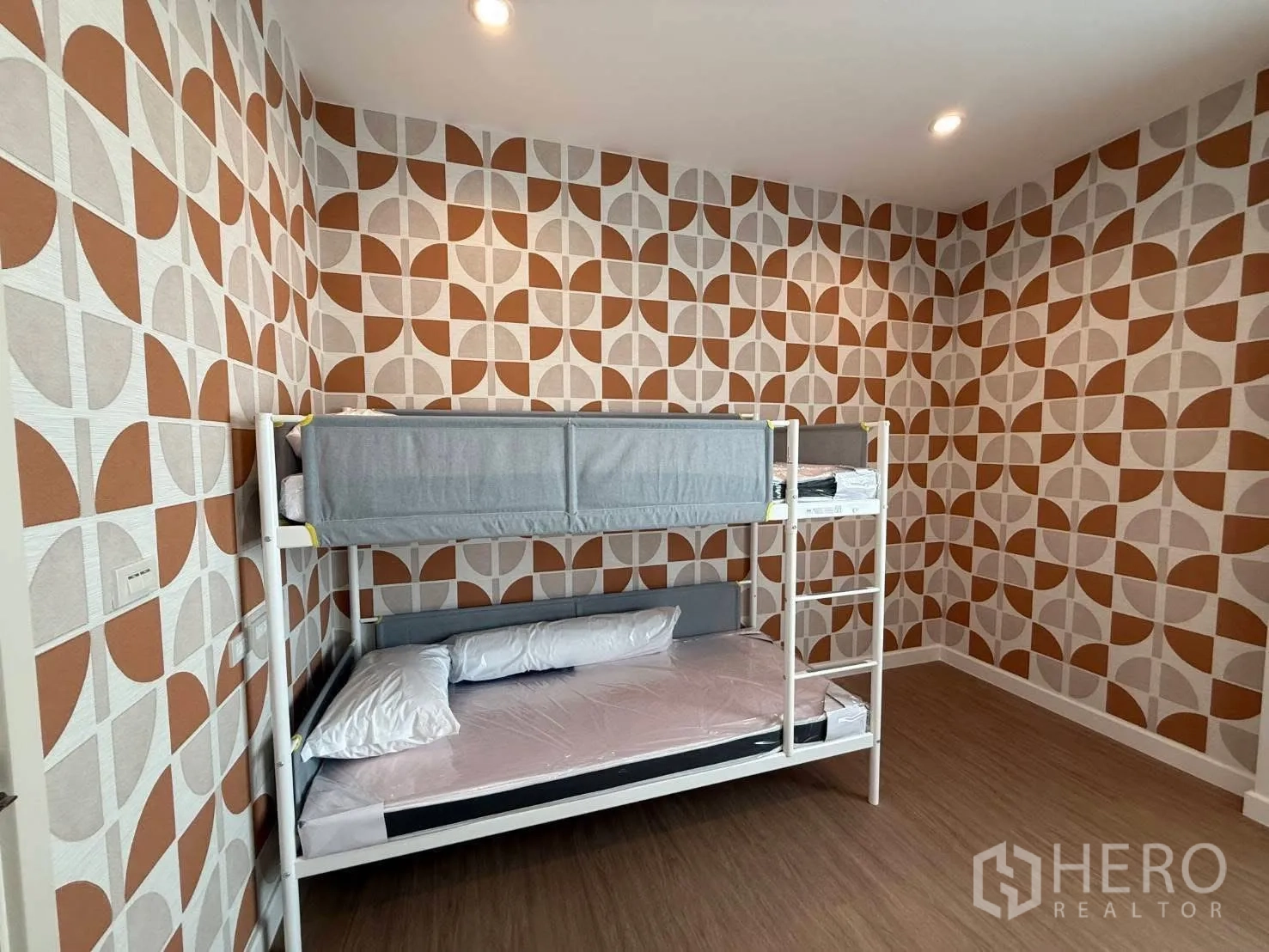 Detached House for rent in Bang Phli, Samut Prakan - Bedroom with geometric wallpaper and a white metal bunk bed.
