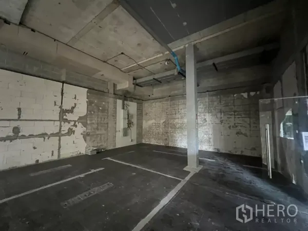 พื้นที่ขายปลีก ให้เช่าในSuan Luang, Bangkok - โซนหลังร้านสภาพดิบ เห็นแผงไฟฟ้า พื้นคอนกรีต และเสารับน้ำหนัก