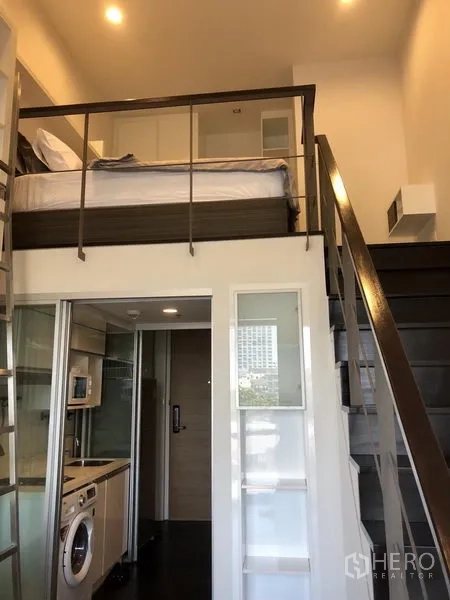 公寓 出租在Khlong Toei, Bangkok - 楼梯通往夹层卧室的阁楼格局，上方位于厨房之上。