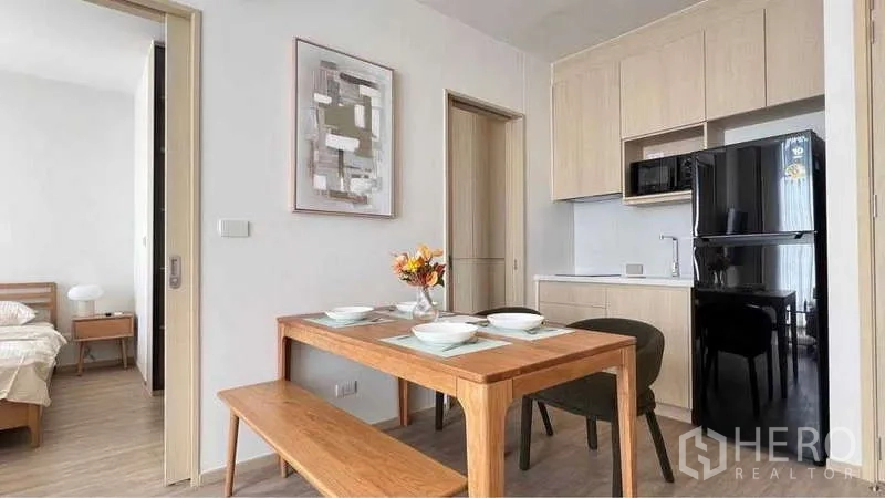 คอนโด ให้เช่าในWatthana, Bangkok - มุมรับประทานอาหารติดครัวแพนทรี่ตู้ไม้โทนอ่อนและตู้เย็นสีดำ