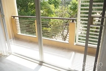 Condominium for rent in Pathum Wan, Bangkok - Private balcony with sliding glass doors and leafy green outlook.