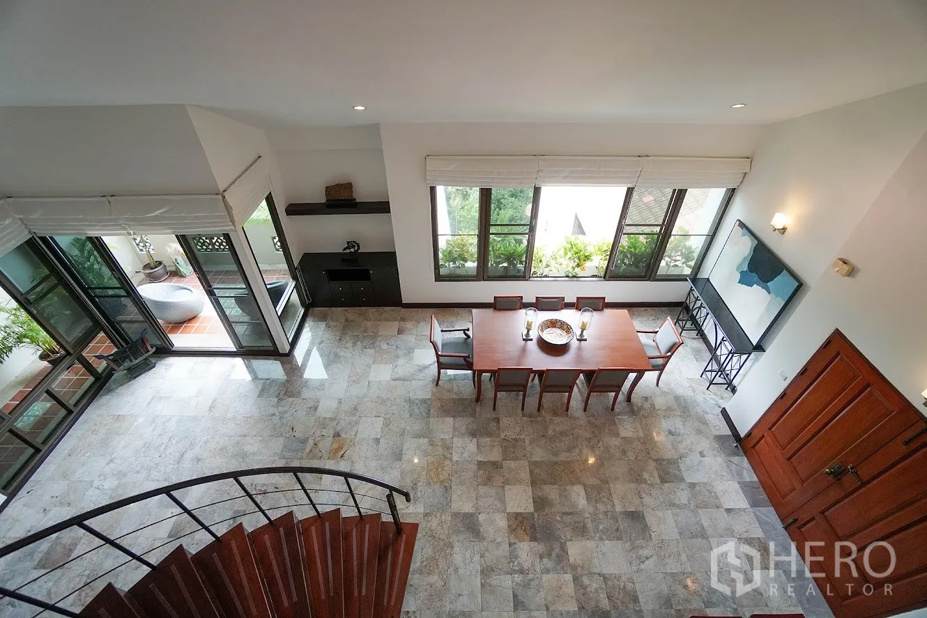 房间 出租在Watthana, Bangkok - 从楼梯平台俯瞰餐区与通往露台的门。