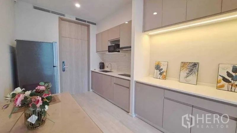 คอนโด ขายในPathum Wan, Bangkok - ครัวแบบแกลลีย์ ตู้บิวท์อิน เตาไฟฟ้า ไมโครเวฟ ตู้เย็น และไฟส่องใต้ตู้