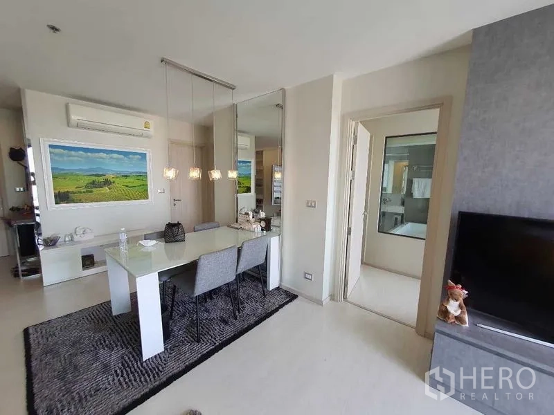 คอนโด ขายในKhlong Toei, Bangkok - พื้นที่รับประทานอาหารสว่าง โคมไฟแขวน ผนังกระจกเงา และประตูไปยังห้องน้ำ