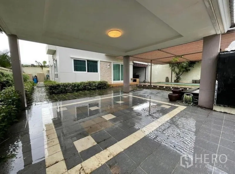 独立式住宅 出售在Bang Phli, Samut Prakan - 带顶露台和车棚，毗邻景观庭院与泳池区。