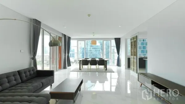 คอนโด ขาย - อีกมุมของพื้นที่นั่งเล่น-ทานอาหารสว่างไสว พร้อมผนังกระจกสูงเต็มบาน