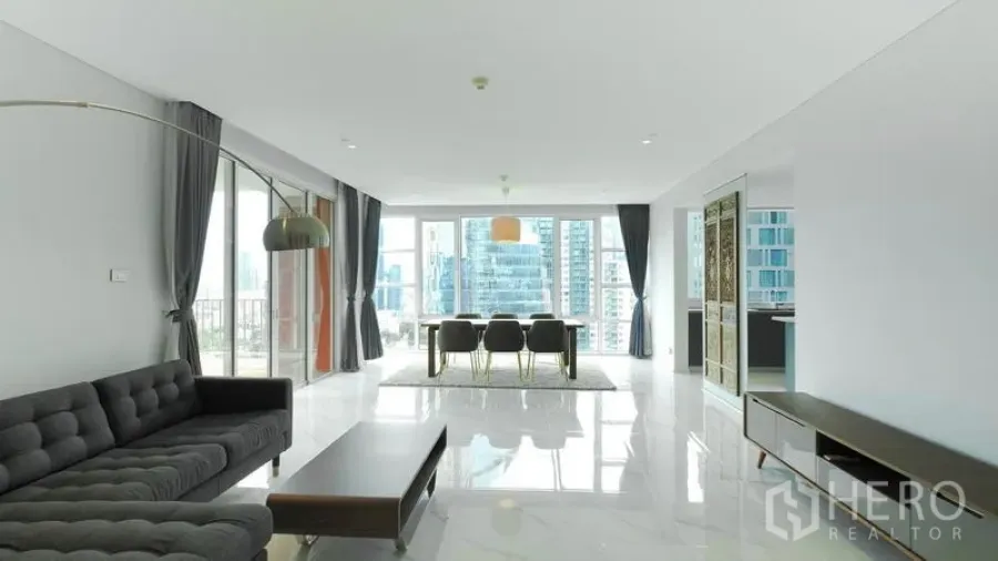 คอนโด ขาย - อีกมุมของพื้นที่นั่งเล่น-ทานอาหารสว่างไสว พร้อมผนังกระจกสูงเต็มบาน