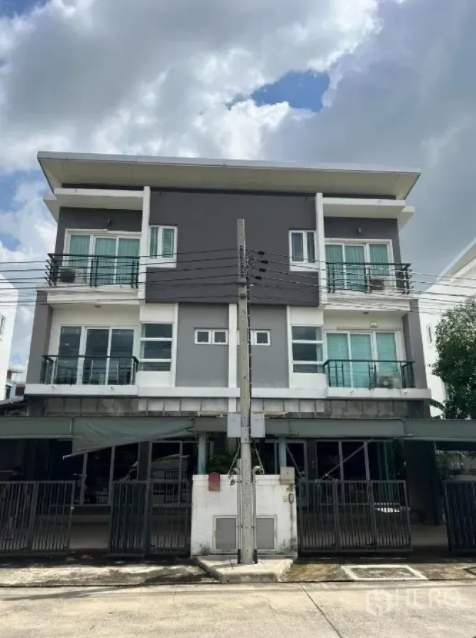 Detached House for rent or sale in Don Mueang, Bangkok - Three-storey twin home office exterior with balconies at Don Mueang Bangkok.