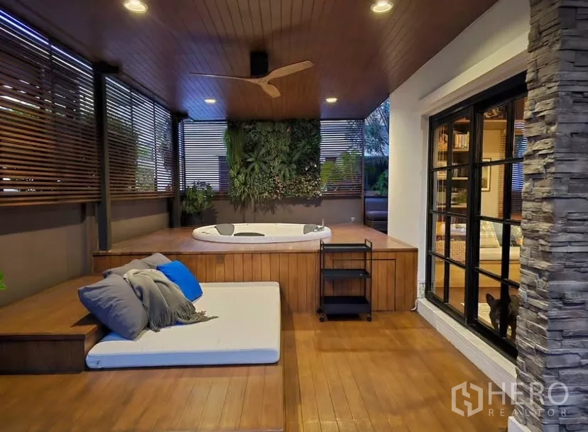 独立式住宅 出租在Bang Phli, Samut Prakan - 带顶水疗平台，日式躺垫与按摩浴缸，靠滑门