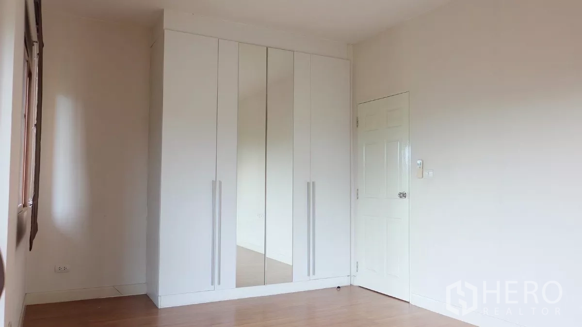 บ้าน ขายในBang Phli, Samut Prakan - ห้องนอนพร้อมตู้เสื้อผ้าบิลท์อินสีขาว บานกระจกเงา