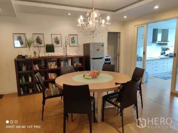 คอนโด ให้เช่าในWatthana, Bangkok - ห้องทานอาหารพร้อมโคมระย้า ติดประตูกระจกบานเลื่อนไปยังห้องครัว