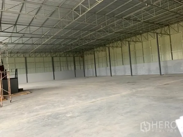 Factory for rent in Khlong Luang, Pathum Thani - Spacious factory interior with high steel truss roof and polished concrete floor.