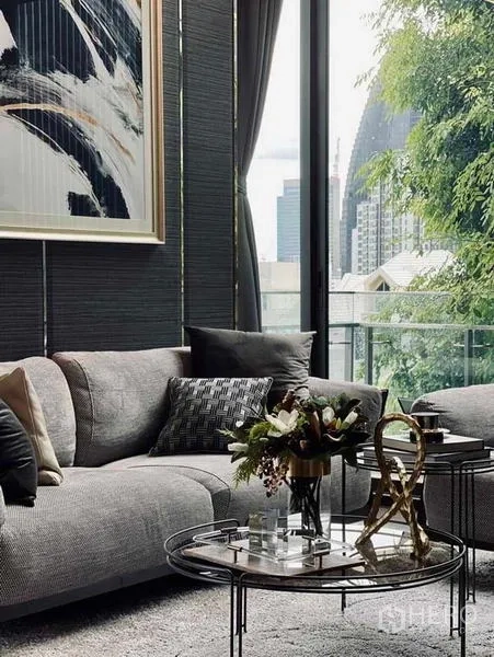 公寓 出租或出售 - 客厅茶几特写，靠近大窗可见绿树与城市景。