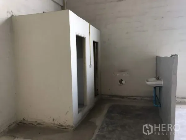 货栈 出租在Khlong Luang, Pathum Thani - 仓库简易卫浴区，两间卫生间与洗手盆。