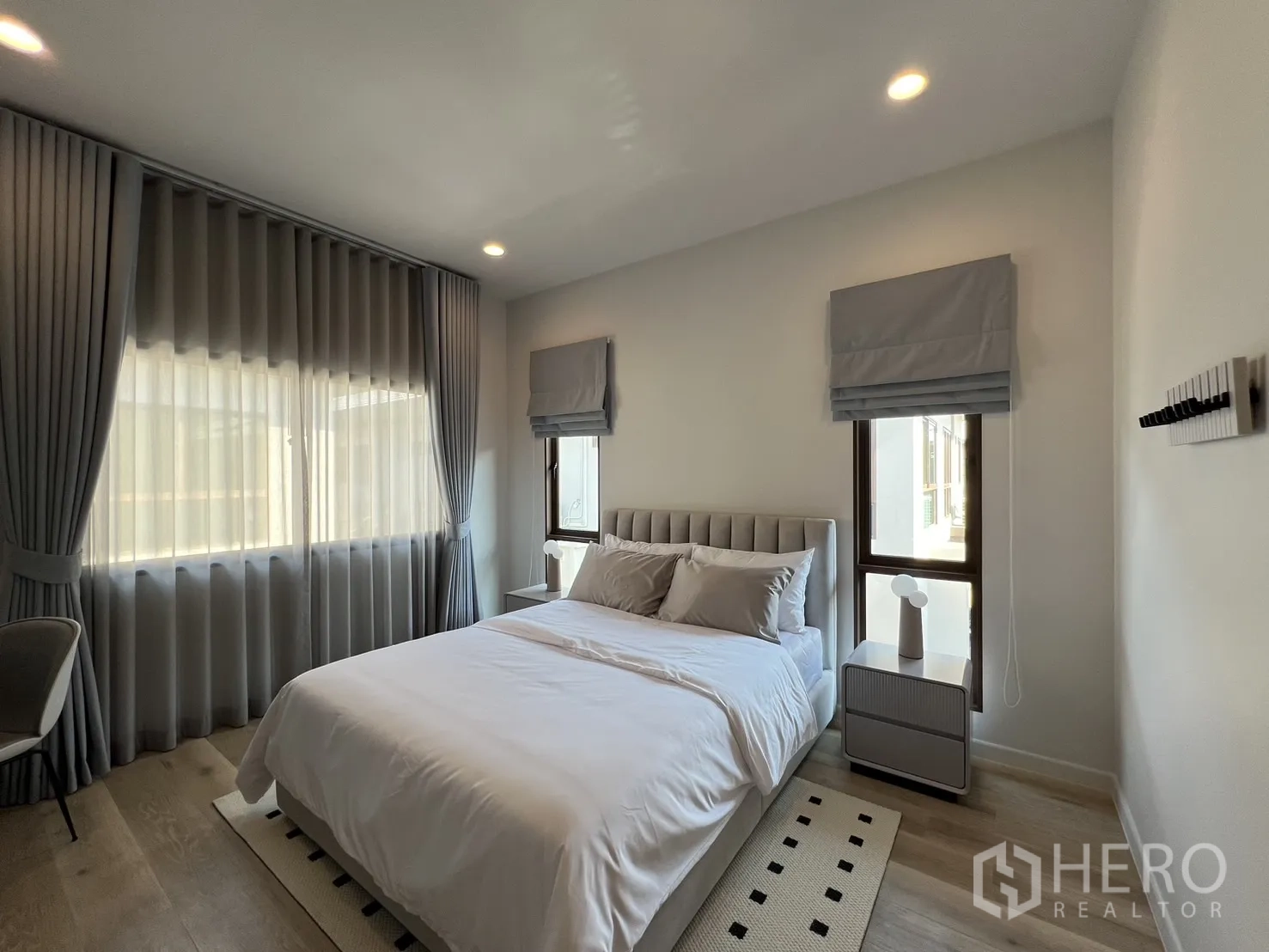 Detached House for rent or sale in Bang Kapi, Bangkok - Third bedroom with wall-mounted shelves, built-in desk and chair.