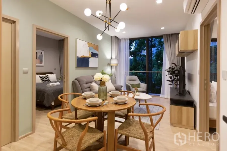 คอนโด ให้เช่าหรือขายในWatthana, Bangkok - มุมรับประทานอาหารติดห้องนั่งเล่นและระเบียง วิวสวนยามค่ำ