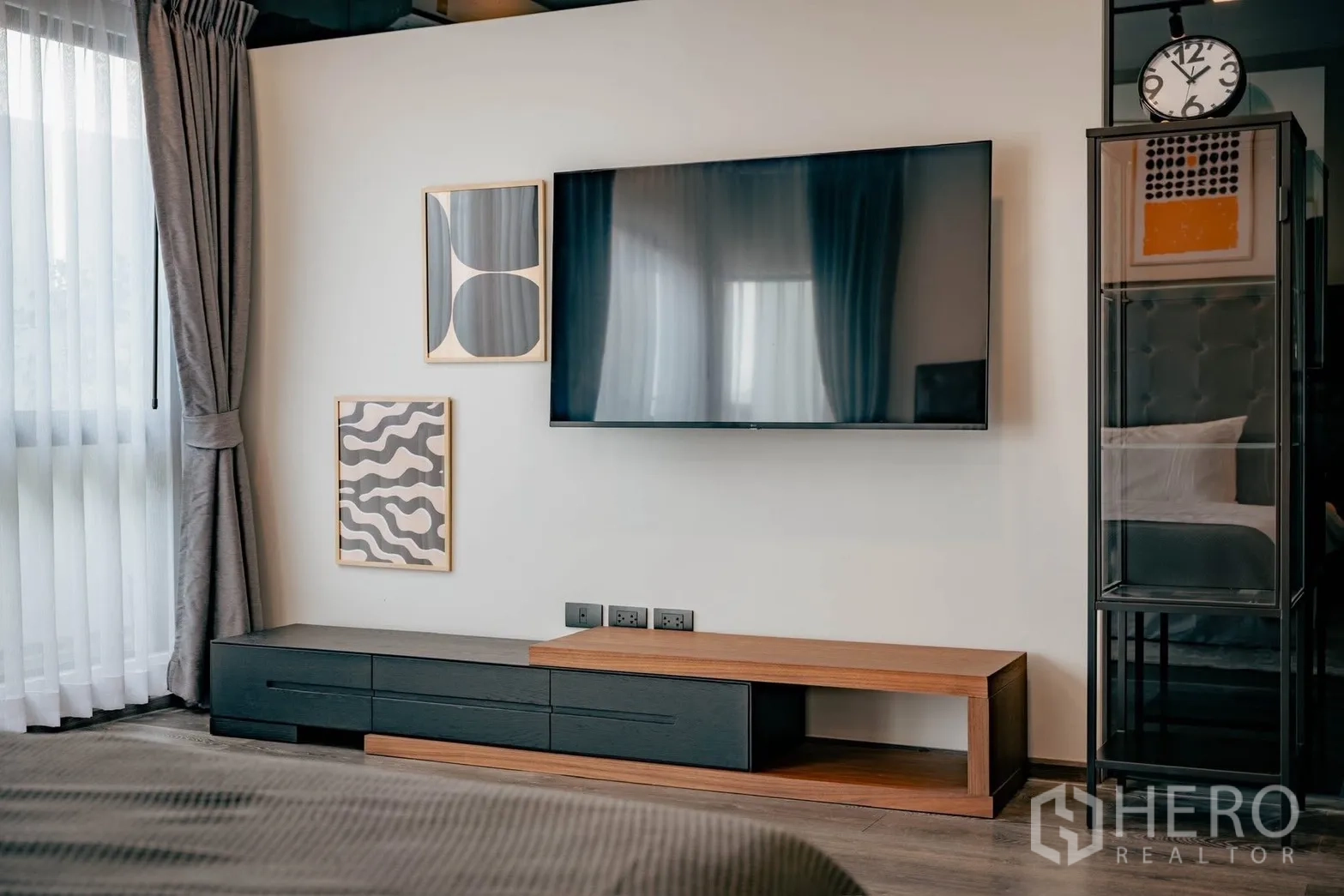 独立式住宅 出租或出售在Bang Phli, Samut Prakan - 主卧影音墙，大尺寸电视与低柜和装饰画。