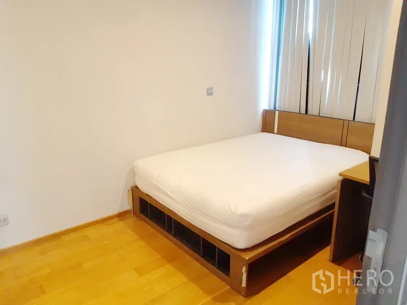 公寓 出售在Khlong Toei, Bangkok - 温馨卧室，双人床、木地板与百叶窗帘