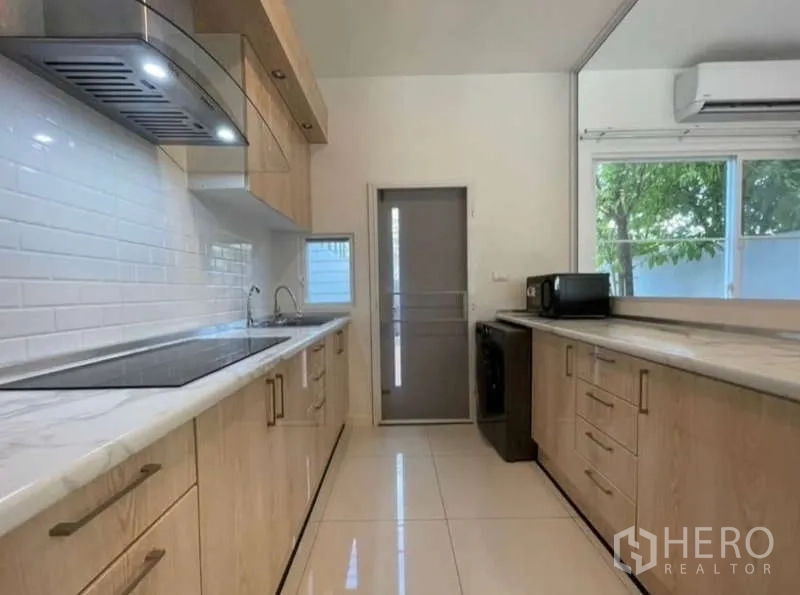 ทาวน์เฮาส์ ให้เช่าในPrawet, Bangkok - ครัวทรงแกลเลอรี เคาน์เตอร์ยาว หน้าต่าง และประตูทางออกด้านข้าง