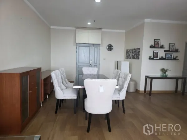 คอนโด ให้เช่าในKhlong Toei, Bangkok - พื้นที่รับประทานอาหารโต๊ะยาว เก้าอี้บุผ้านุ่ม 6 ตัว พื้นไม้