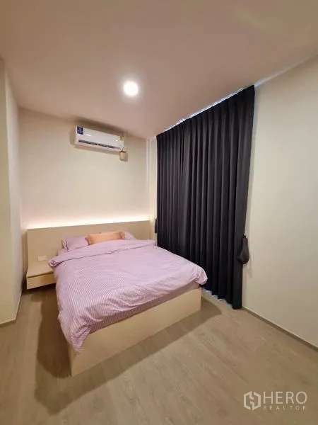 ทาวน์เฮาส์ ให้เช่า - ห้องนอนอบอุ่นมีเตียง แอร์ และผ้าม่านทึบแสง